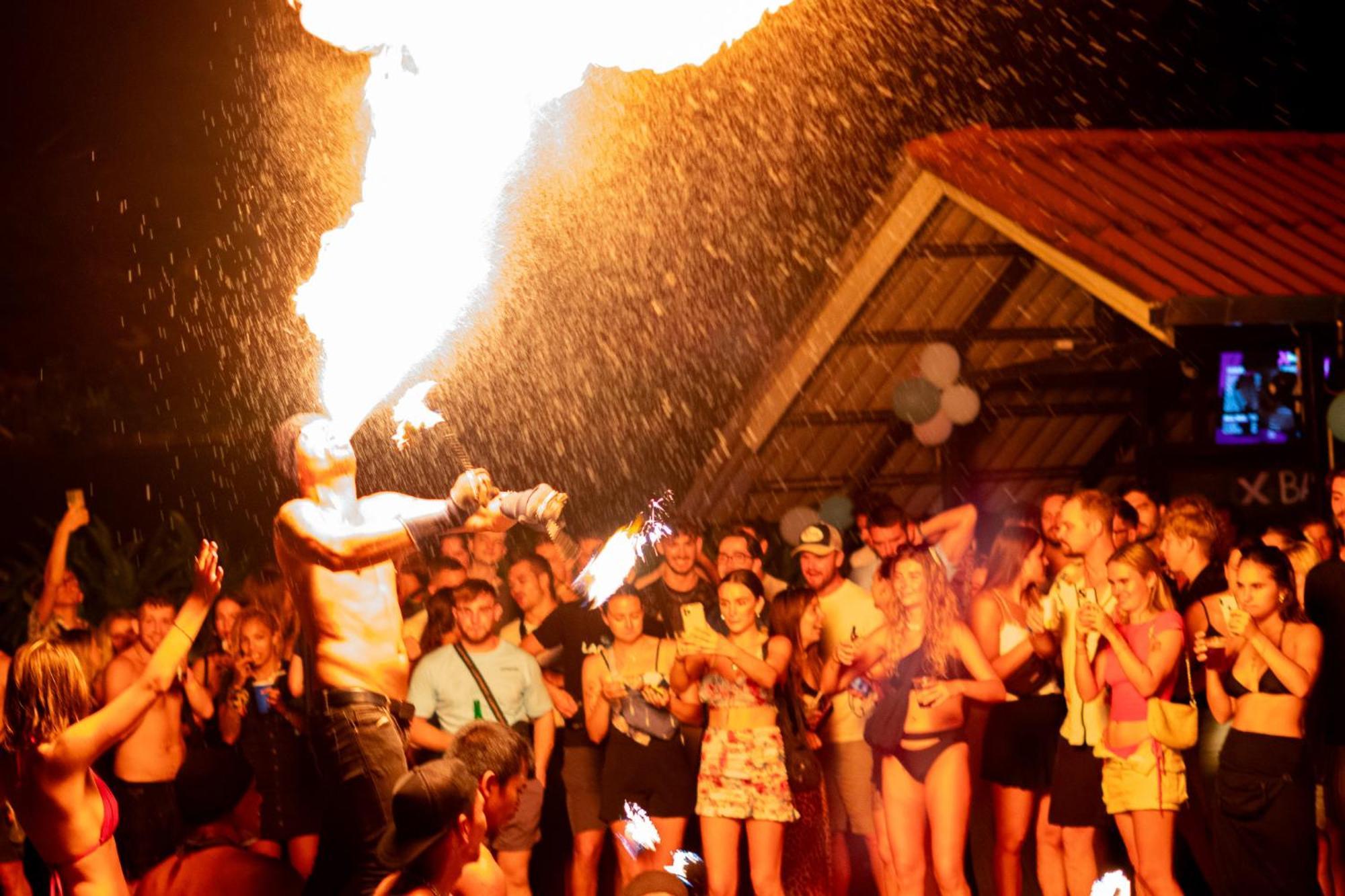 Base Ao Nang Beachfront Hostel エクステリア 写真