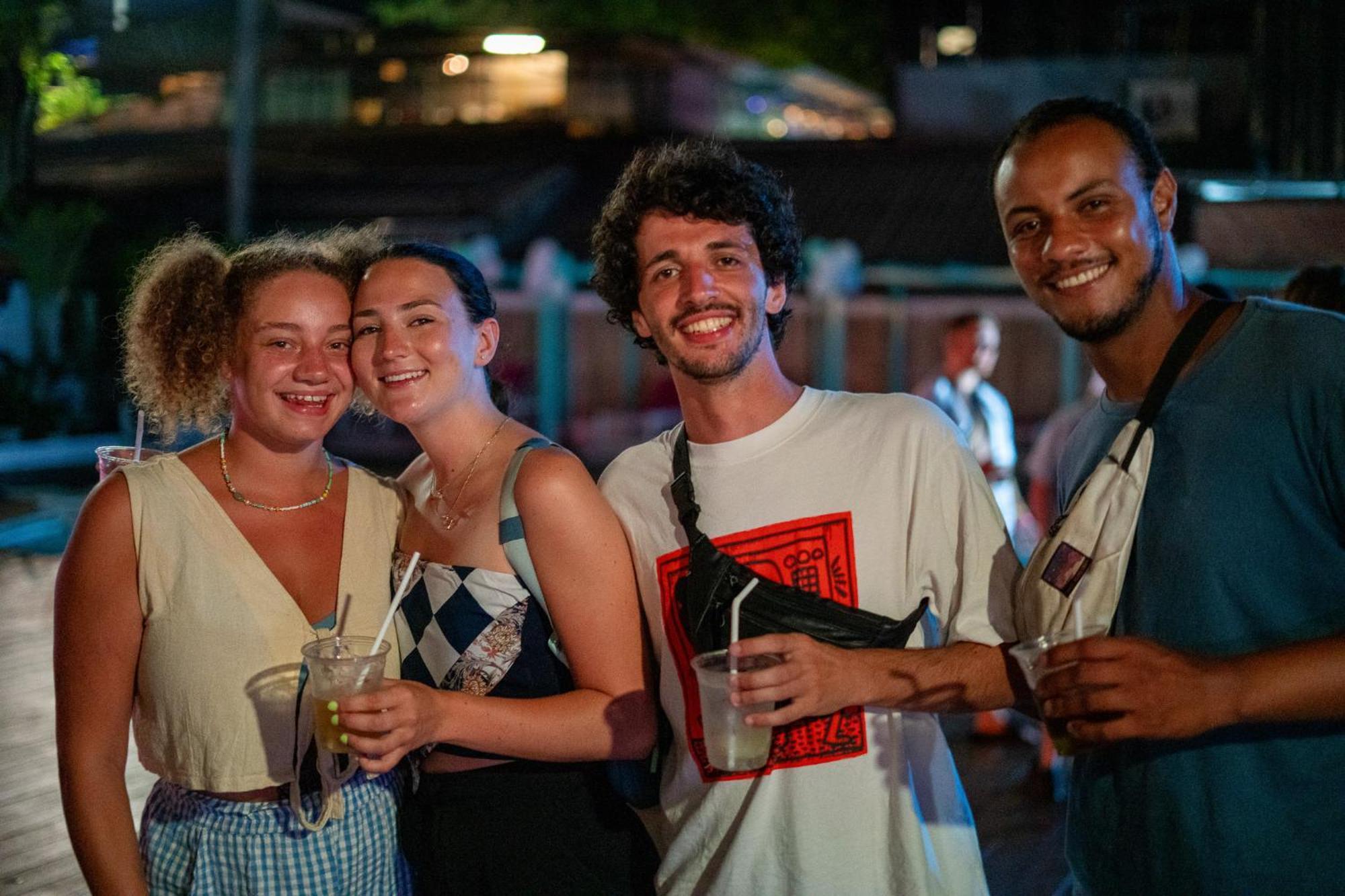 Base Ao Nang Beachfront Hostel エクステリア 写真