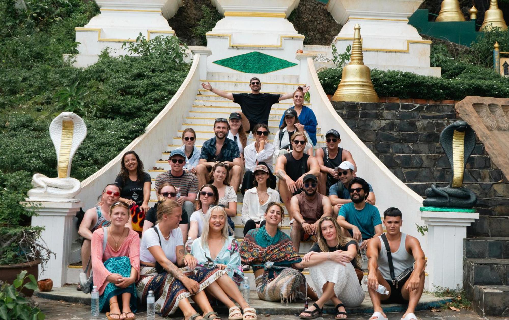 Base Ao Nang Beachfront Hostel エクステリア 写真