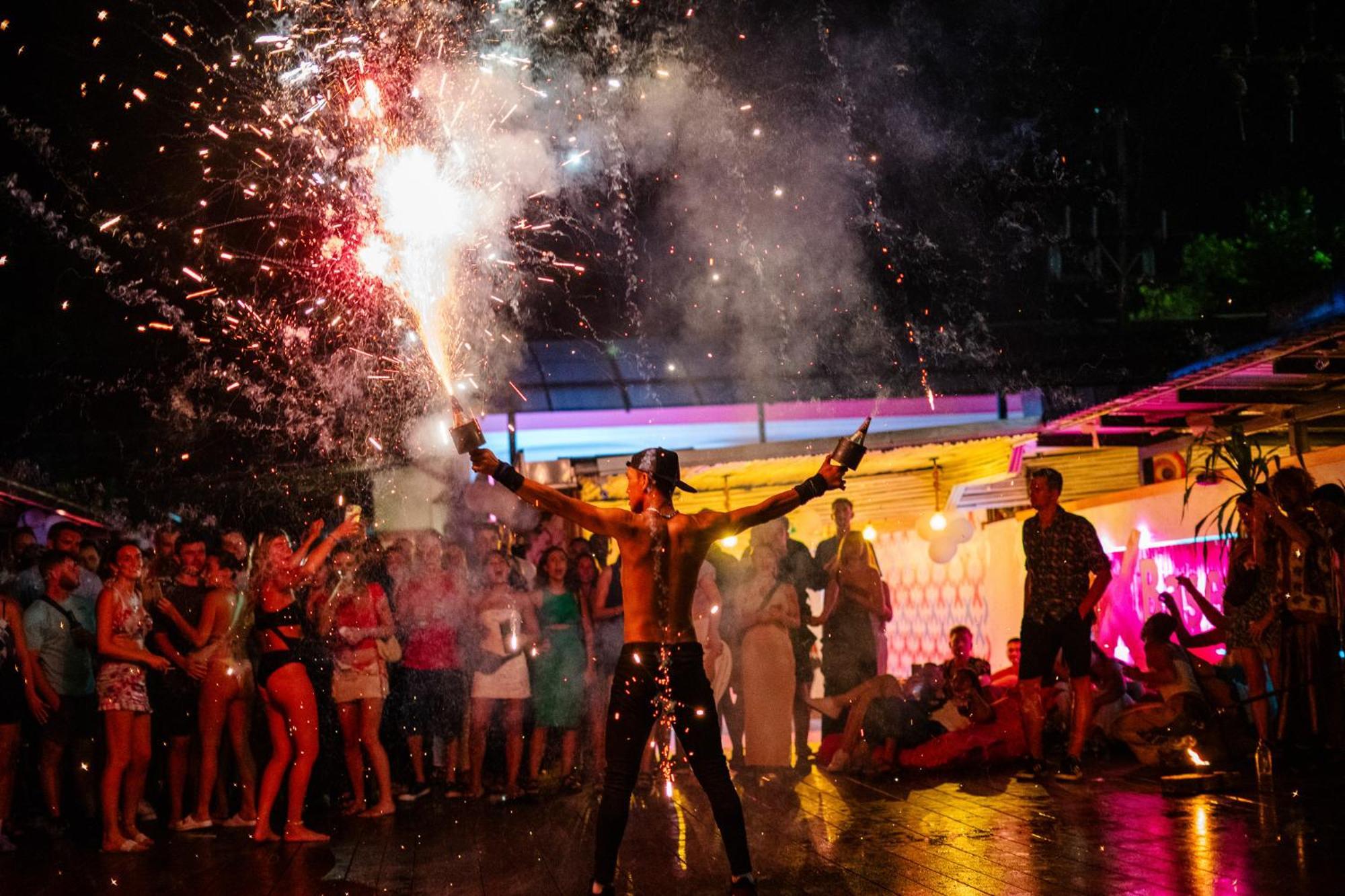 Base Ao Nang Beachfront Hostel エクステリア 写真