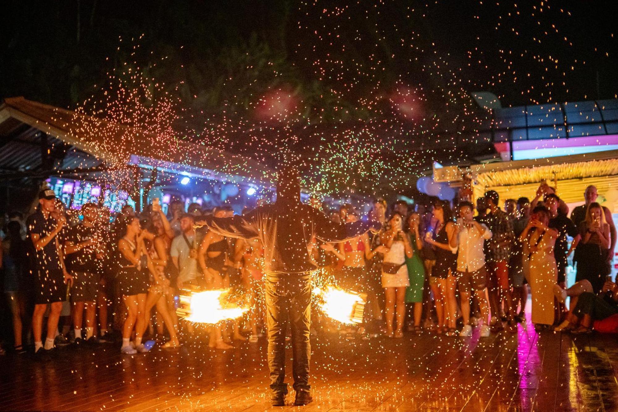 Base Ao Nang Beachfront Hostel エクステリア 写真